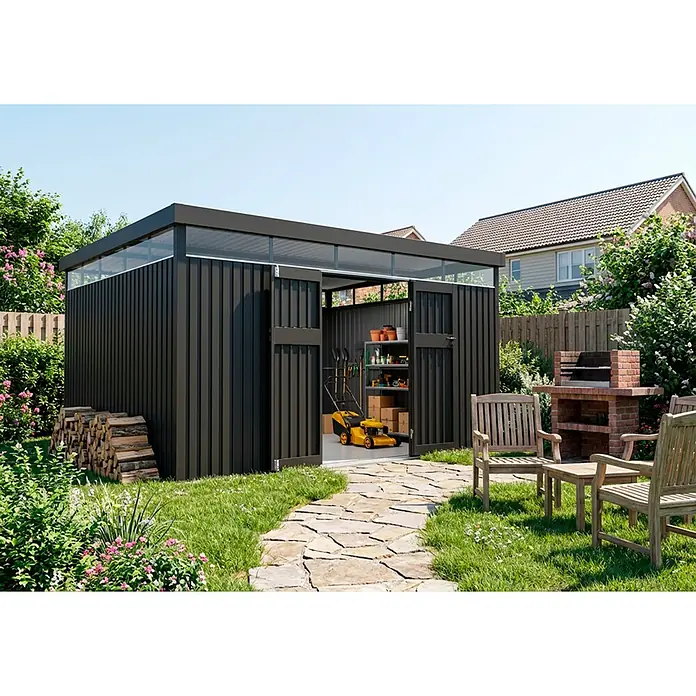 Hoggar Gerätehaus Lumen 12 - Außenmaß inkl. Dachüberstand (B x T): 416 x 327 cm, Anthrazit - Dunkelgraues Metallgartenhaus mit transparenten Paneelen, das Gartengeräte und einen Rasenmäher im Garten aufbewahrt.