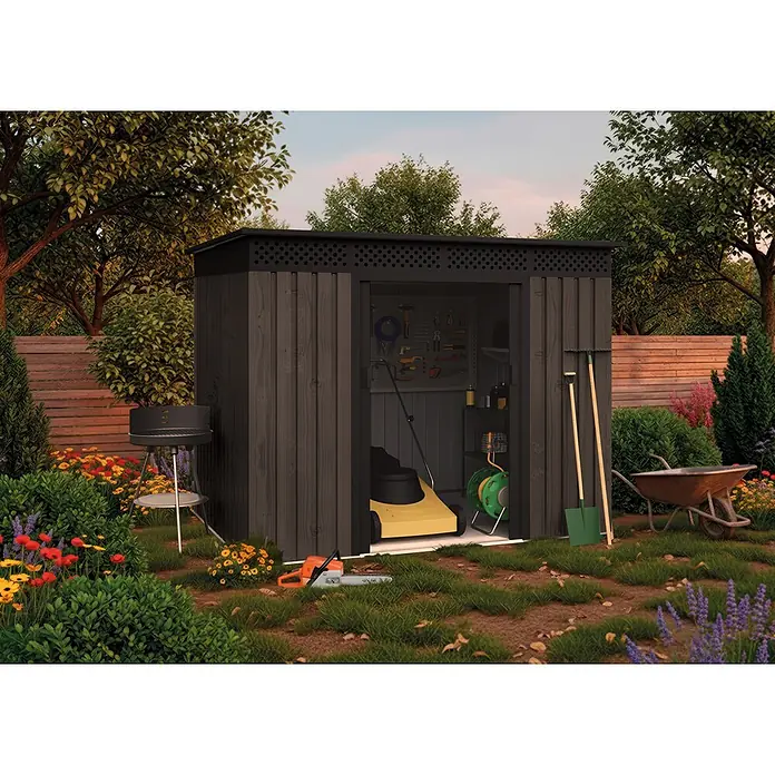 Hoggar Gerätehaus Aspen THW - Außenmaß inkl. Dachüberstand (B x T): 235 x 162 cm, Stahl, Anthrazit - Dunkelgraues Holzgartenhaus mit schwarzem Dach, das Rasenmäher und Gartengeräte in einem üppigen Garten aufbewahrt.