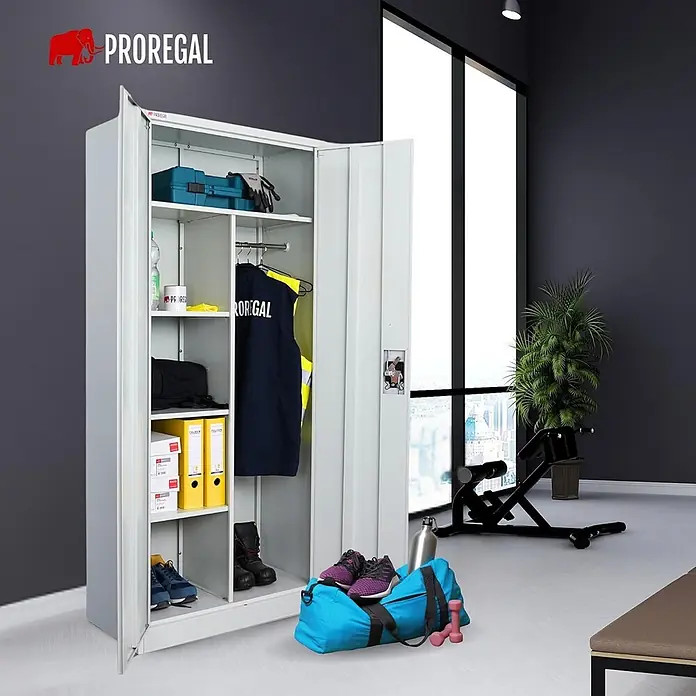 Proregal Metall-Mehrzweckschrank ELEPHANT mit 2 Türen, abschließbar - 40 x 80 x 180 cm, Lichtgrau - Weißer Metallschrank, offen, zeigt interne Ablagemöglichkeiten für Sportkleidung, Schuhe und Zubehör in einem modernen Fitnessstudio.