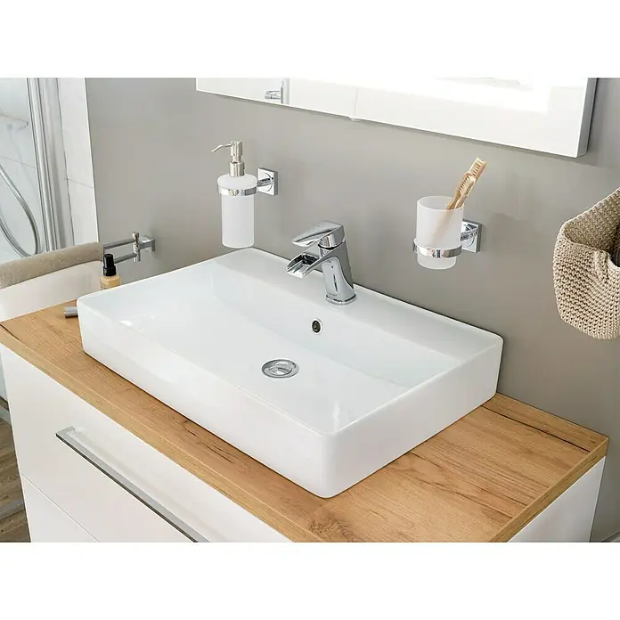 Camargue Espacio Waschtischplatte - 100 x 46 x 3,2 cm, Doce - Eine moderne Waschbeckenarmatur mit Seifenspender und Zahnputzbecher in einem stilvollen Badezimmer.