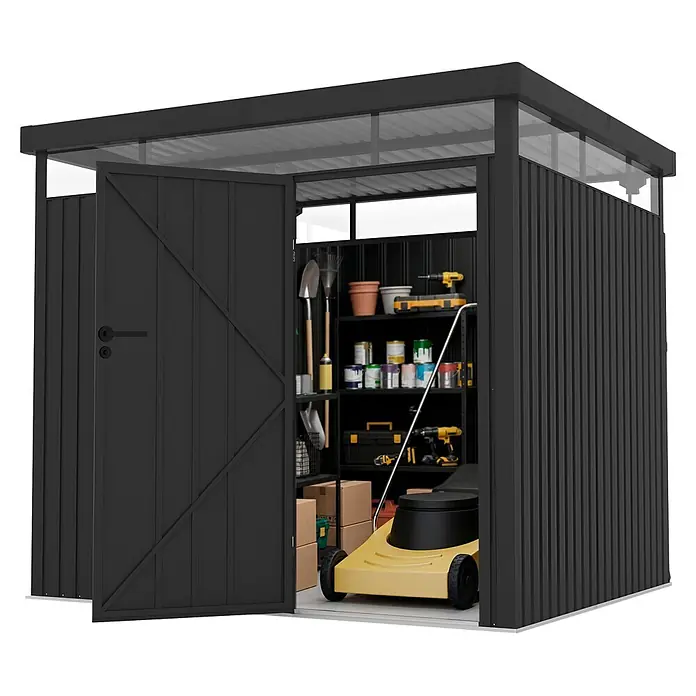 Hoggar Gerätehaus Lumen 5 - Außenmaß inkl. Dachüberstand (B x T): 269 x 231 cm, Anthrazit - Dunkelgrauer Metall-Gartenschuppen mit offener Tür, zeigt Regale mit Gartenwerkzeugen, Farbe und einem gelben Rasenmäher. Transparente Dachpaneele für Licht.