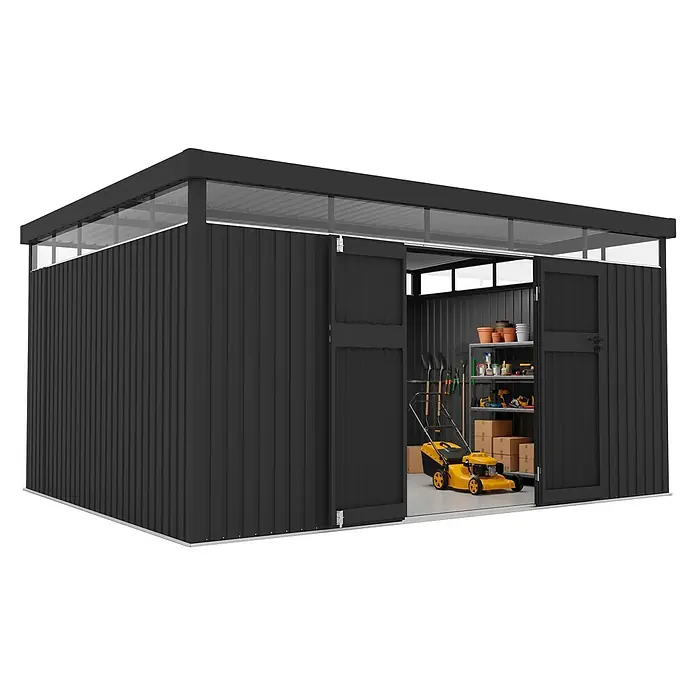 Hoggar Gerätehaus Lumen 12 - Außenmaß inkl. Dachüberstand (B x T): 416 x 327 cm, Anthrazit - Geräumiges anthrazitfarbenes Metall-Gartenhaus mit transparenten Dachplatten und Schiebetüren, gefüllt mit gelbem Rasenmäher und Gartengeräten.