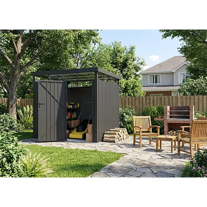Hoggar Gerätehaus Lumen 5 - Außenmaß inkl. Dachüberstand (B x T): 269 x 231 cm, Anthrazit - Anthrazitfarbener Metallgeräteschuppen im Garten, geöffnet mit Rasenmäher und Regalen.