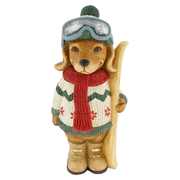 Dekofigur - L x B x H: 23 x 22 x 45 cm, Rot - Hundefigur in Skibekleidung: grüne Mütze, Brille, roter Schal, gemusterter Pullover, Skistiefel und ein gelber Ski.