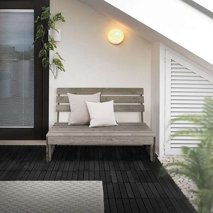 ML-Design Gartenbank 3-Sitzer Massivholz Grau robust wetterfest - Tanne, Grau - Graue Holzbank für den Außenbereich mit zwei Kissen auf dunklem Lamellenboden auf hellem Balkon.