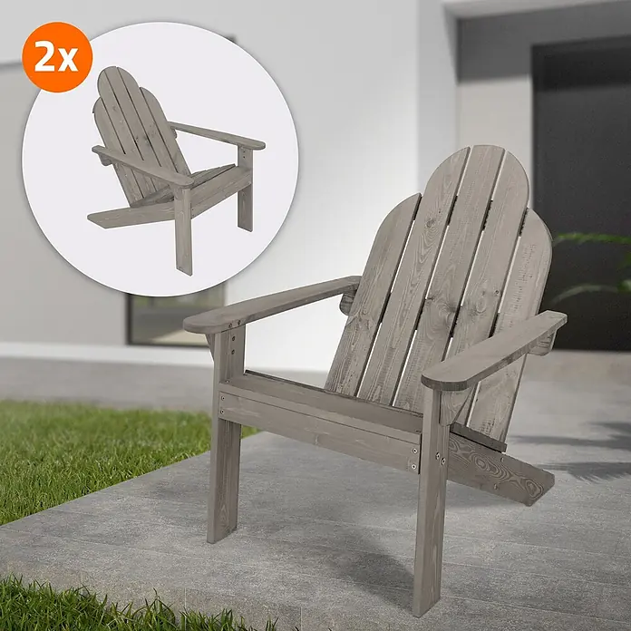 ECD Germany Gartenstuhl Adirondack-Stuhl mit Rückenlehne & Armlehnen, Wetterfest Gartensessel - Tanne, Klappbar, Grau - Zwei graue Holz-Adirondack-Stühle für den Außenbereich, einer prominent auf einer Terrasse abgebildet.