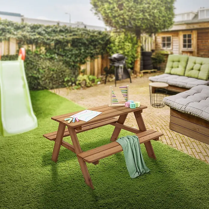 ML-Design Kinder-Picknicktisch Braun Picknicktisch Sitzgarnitur 2 Bänke mit Tisch Massivholz Outdoor - Braun, Holz - Brauner Kinder-Picknicktisch aus Holz mit festen Bänken, mit Spielzeug darauf.