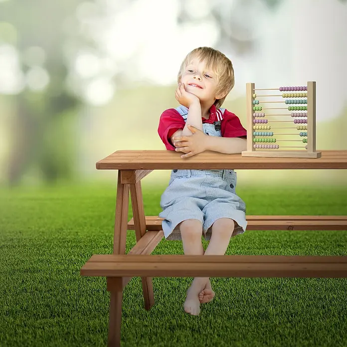 ML-Design Kinder-Picknicktisch Braun Picknicktisch Sitzgarnitur 2 Bänke mit Tisch Massivholz Outdoor - Braun, Holz - Hölzerner Picknicktisch für Kinder mit einem sitzenden Kind und einem Rechenschieber darauf.
