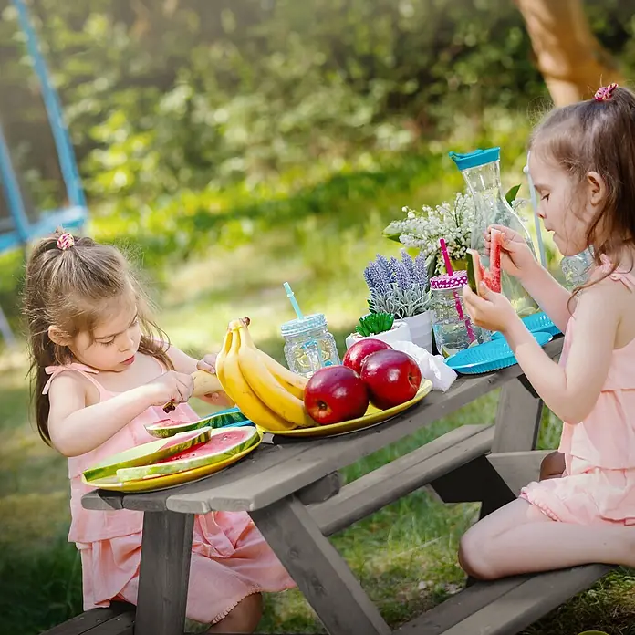 ML-Design Kinder-Picknicktisch Grau Picknicktisch Sitzgarnitur 2 Bänke mit Tisch Massivholz Outdoor - L x B x H: 90 x 78,5 x 50,5 cm, Holz - Zwei kleine Mädchen picknicken an einem grauen hölzernen Kindertisch mit Früchten.