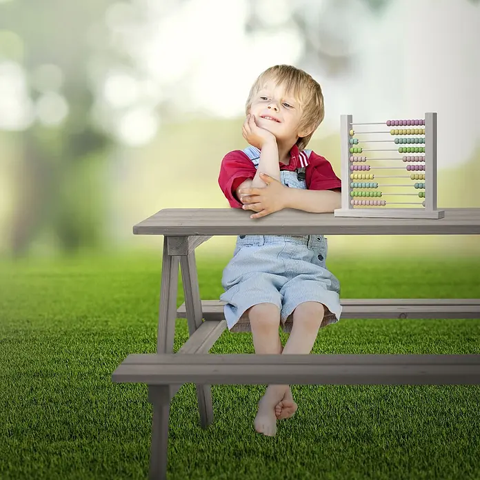 ML-Design Kinder-Picknicktisch Grau Picknicktisch Sitzgarnitur 2 Bänke mit Tisch Massivholz Outdoor - L x B x H: 90 x 78,5 x 50,5 cm, Holz - Farbenfroher Abakus auf einem Holztisch, neben einem Kind.