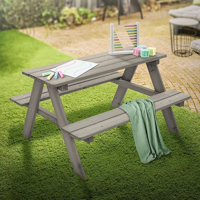 ML-Design Kinder-Picknicktisch Grau Picknicktisch Sitzgarnitur 2 Bänke mit Tisch Massivholz Outdoor - L x B x H: 90 x 78,5 x 50,5 cm, Holz - Grauer Holzkinderpicknicktisch mit festen Bänken, mit Spielzeug und einer Decke.