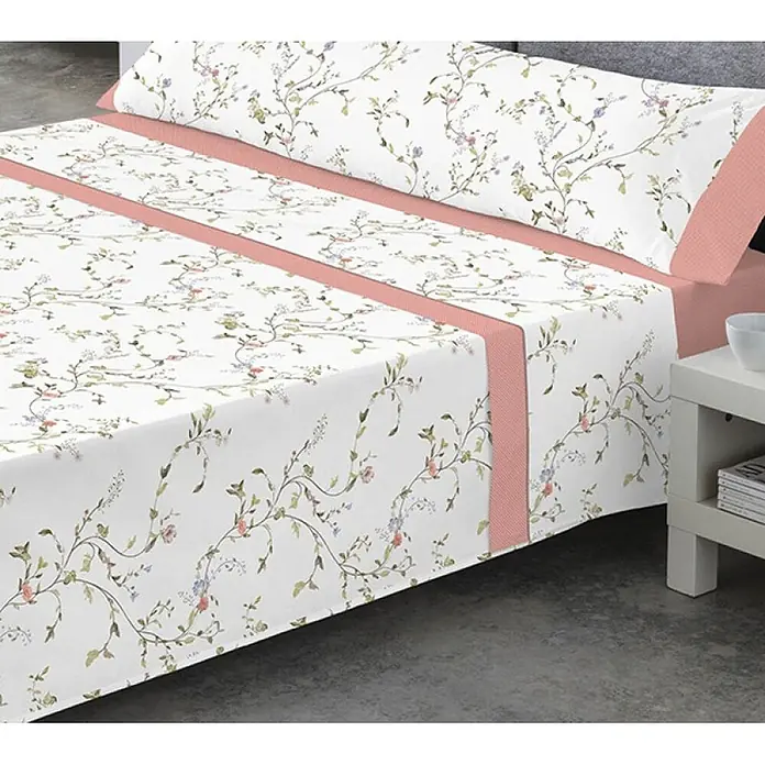 Juego de sábanas Pasata Doris - L x An: 190 x 90 cm, 50 % Algodón - 50 % Poliéster, Coral, 3 pzs. - Juego de sábanas blanco con estampado floral de enredaderas y detalles salmón, en una cama.