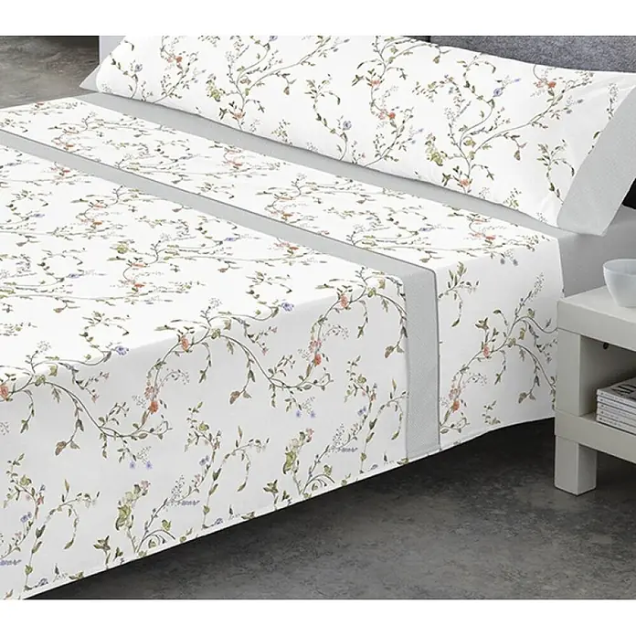 Juego de sábanas Pasata Doris - L x An: 190 x 90 cm, 50 % Algodón - 50 % Poliéster, Gris, 3 pzs. - Ropa de cama blanca con delicado estampado floral de vid y borde gris sobre una cama.