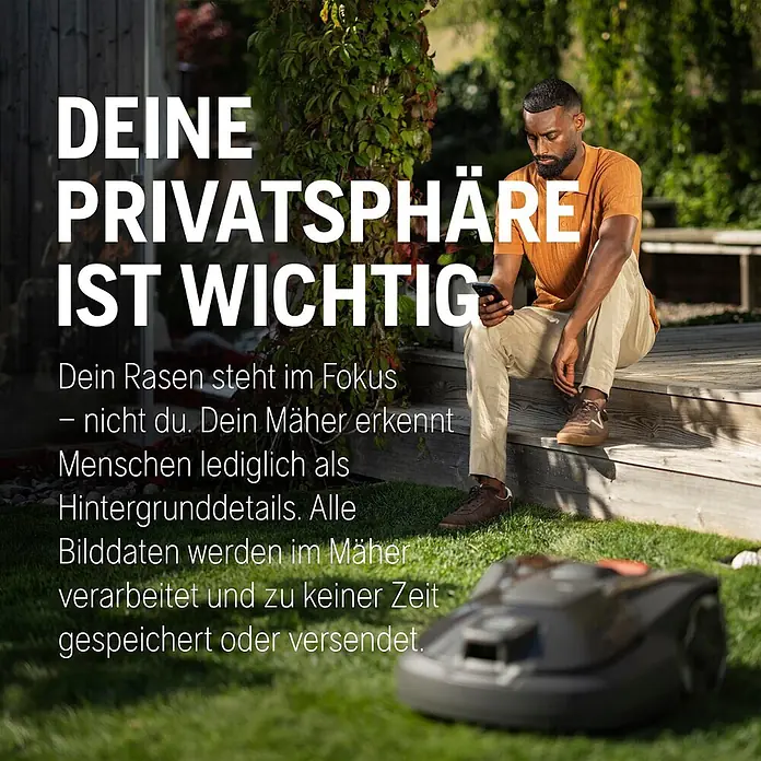 Husqvarna Mähroboter Aspire R6V - 600 m², Schnittbreite: 22 cm, Satellitengestützte Navigation, GPS - Dunkler Rasenroboter auf grünem Gras im Garten. Text erklärt Datenschutzfunktionen: fokussiert auf Rasen, speichert keine Personendaten.