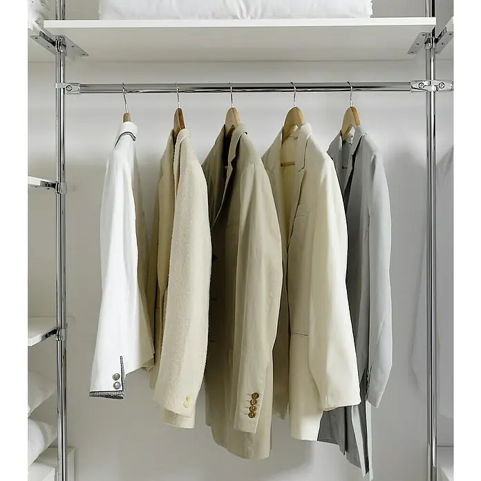 Easy Connect Kleiderstangen-Set - Passend für: Easy Connect Regalsystem, 1.100 mm, Chrom - Kleiderschrank mit eleganten Jacken in Weiß-, Beige- und Grautönen, die stilvoll auf einer Stange hängen. Perfekt für die Organisation Ihrer Garderobe.