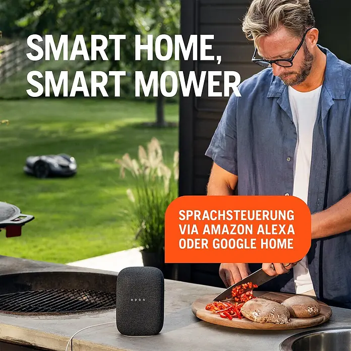 Husqvarna Mähroboter Aspire R4 - 400 m², Schnittbreite: 16 cm, Sensorgestützte Navigation, Begrenzungskabel - Mann kocht im Freien neben einem Smart Speaker, ein Mähroboter im Garten. Bietet smarte Sprachsteuerung über Alexa oder Google Home.