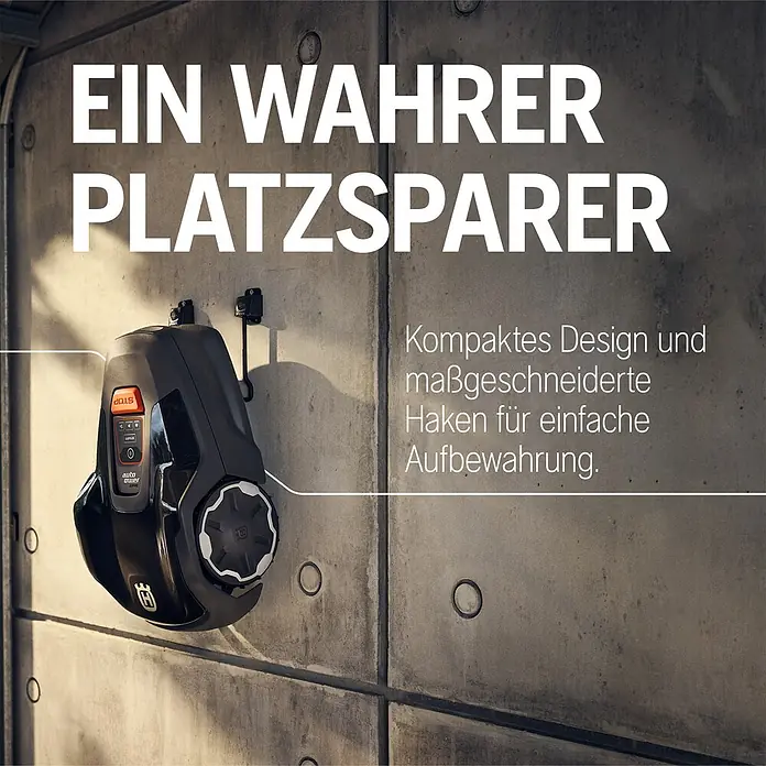 Husqvarna Mähroboter Aspire R4 - 400 m², Schnittbreite: 16 cm, Sensorgestützte Navigation, Begrenzungskabel - Schwarzes Husqvarna Automower Aspire Gerät, platzsparend an einer Wand mit speziellen Haken aufgehängt.