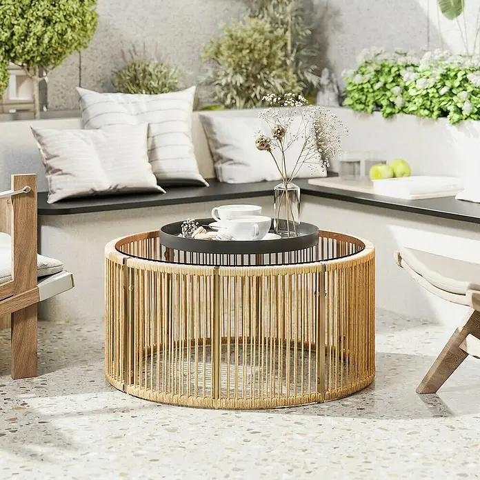 Outsunny Garten-Loungetisch - gehärtetes Glas, PE-Rattan, Braun, L x B x H: 70 x 70 x 33 cm - Runder Couchtisch aus natürlichen Rattanlamellen mit Glasplatte, mit Kaffeetassen und Blumen im Außenbereich.