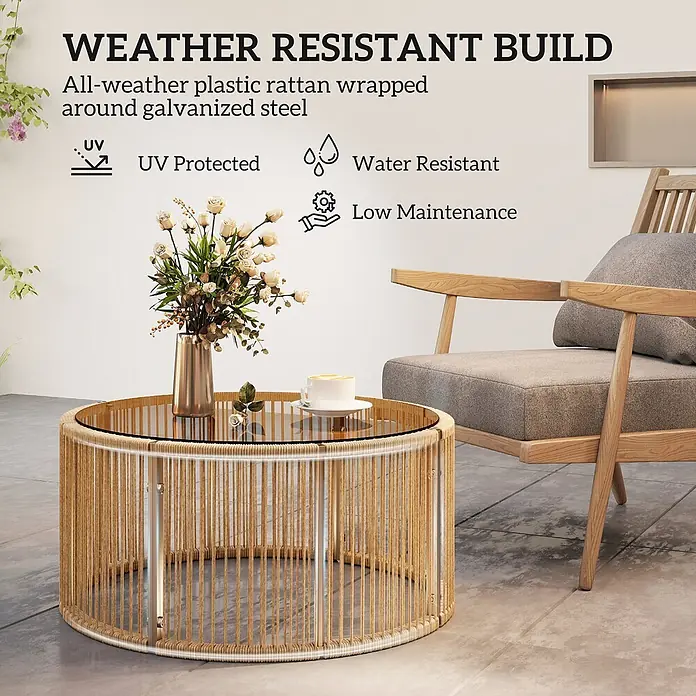 Outsunny Garten-Loungetisch - gehärtetes Glas, PE-Rattan, Braun, L x B x H: 70 x 70 x 33 cm - Runder Outdoor-Couchtisch mit wetterfester Kunststoff-Rattanbasis, verzinktem Stahlrahmen und Glasplatte, neben einem Stuhl.