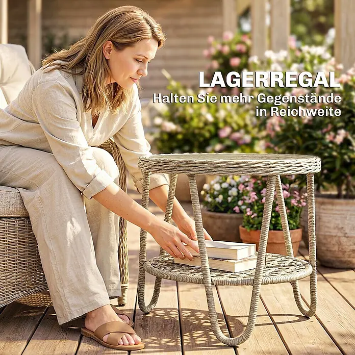 Outsunny Garten-Loungetisch - galvanisiertes Metall, PE, Gelb, L x B x H: 65 x 65 x 50 cm - Eine Frau legt Bücher auf einen runden, zweistöckigen Beistelltisch im Korbstil auf einer Holzterrasse.