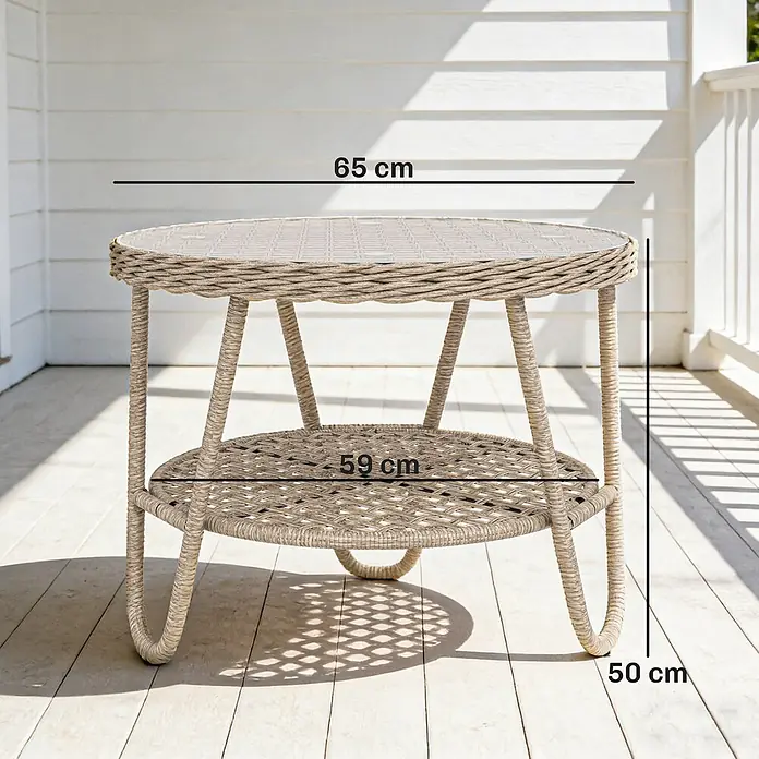 Outsunny Garten-Loungetisch - galvanisiertes Metall, PE, Gelb, L x B x H: 65 x 65 x 50 cm - Runder, zweistufiger Outdoor-Beistelltisch aus Geflecht mit Glasplatte, 65 cm Durchmesser, 50 cm hoch, auf einer Terrasse.