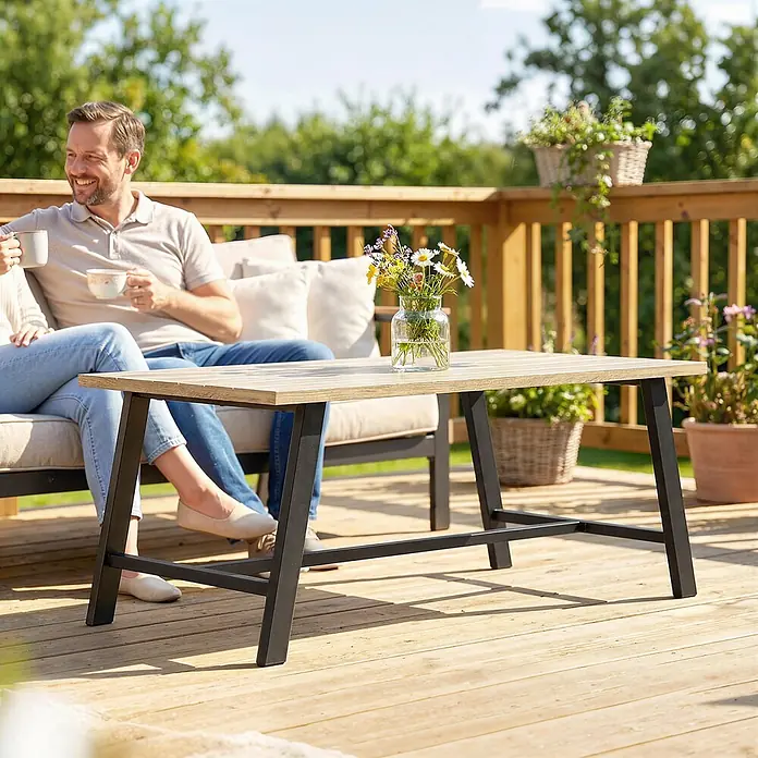 Outsunny Garten-Loungetisch - Braun, L x B x H: 100 x 55 x 45 cm - Gartencouchtisch mit heller Holzplatte und dunklen Metallbeinen, von Personen auf einer Terrasse genutzt.