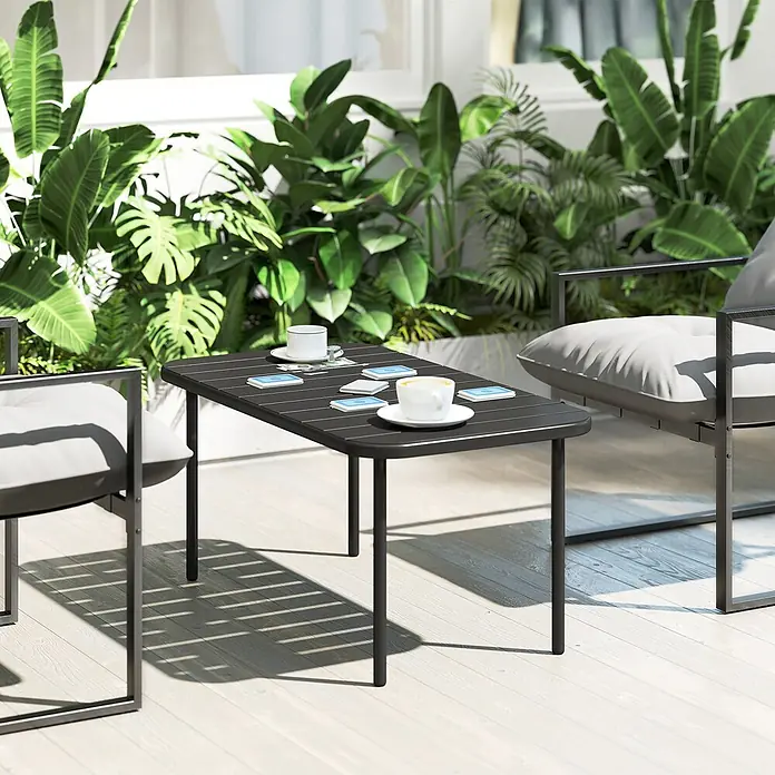 Outsunny Garten-Loungetisch - Verzinkter Stahl, Schwarz, L x B x H: 90 x 50 x 43 cm - Schwarzer Gartentisch mit Lattenrost und zwei passenden Stühlen mit weißen Kissen, im Freien zwischen Pflanzen.