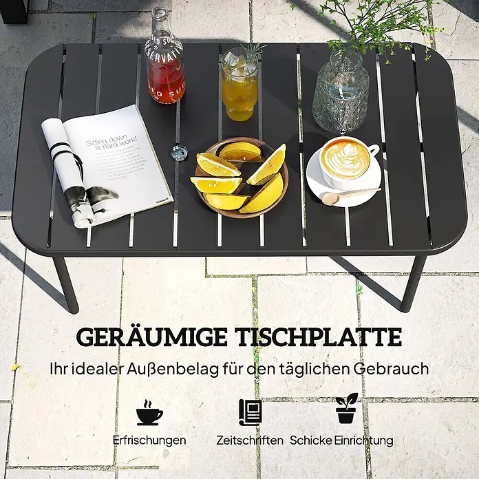 Outsunny Garten-Loungetisch - Verzinkter Stahl, Schwarz, L x B x H: 90 x 50 x 43 cm - Dunkelgrauer Outdoor-Couchtisch auf einer Terrasse, mit Getränken, einem Magazin und Dekoration darauf.
