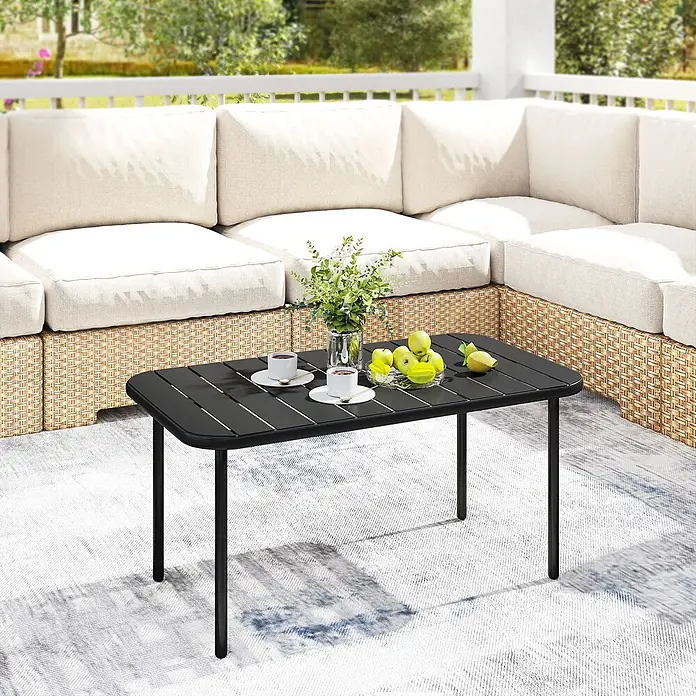 Outsunny Garten-Loungetisch - Verzinkter Stahl, Schwarz, L x B x H: 90 x 50 x 43 cm - Schwarzer Outdoor-Kaffeetisch mit Lamellen, Getränken und Obst auf einer Terrasse mit Sofa.