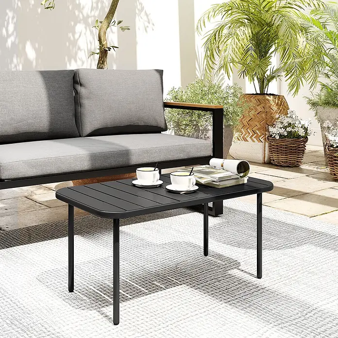 Outsunny Garten-Loungetisch - Verzinkter Stahl, Schwarz, L x B x H: 90 x 50 x 43 cm - Dunkelgrauer rechteckiger Outdoor-Couchtisch mit Lattenrost auf einer Terrasse, mit Tassen und einer Zeitschrift.