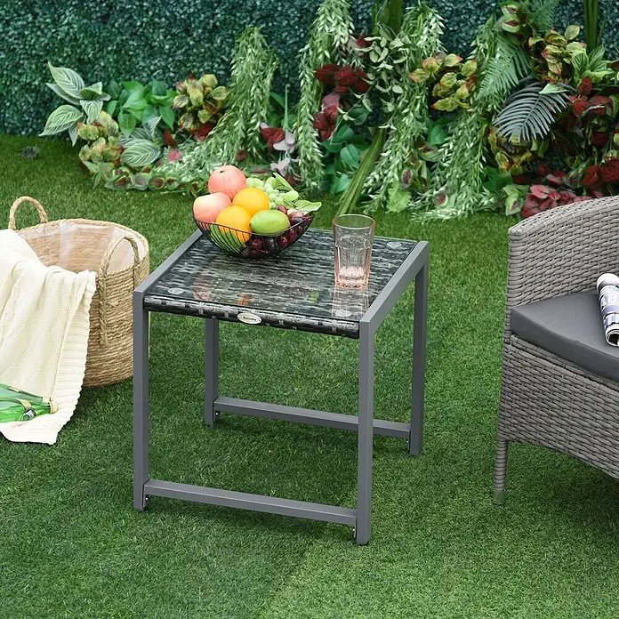 Outsunny Garten-Loungetisch - Polyrattan, Aluminium, Hartglas, Grau, L x B x H: 50 x 495 x 50 cm - Kompakter grauer Beistelltisch für draußen mit Geflecht- und Glasplatte, mit Obst und Glas.