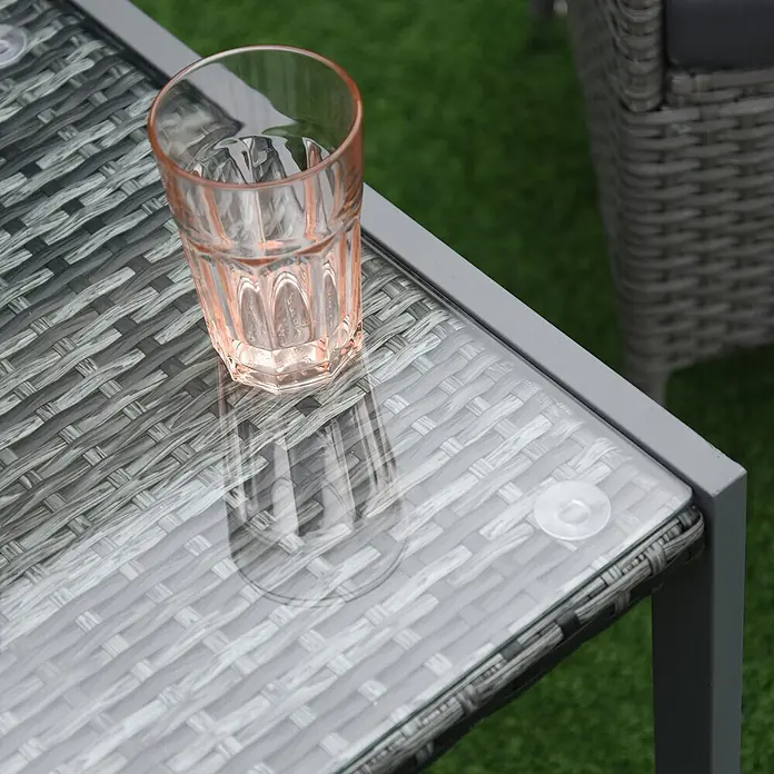 Outsunny Garten-Loungetisch - Polyrattan, Aluminium, Hartglas, Grau, L x B x H: 50 x 495 x 50 cm - Nahaufnahme eines grauen Rattantisches mit Glasplatte und pfirsichfarbenem Glas.