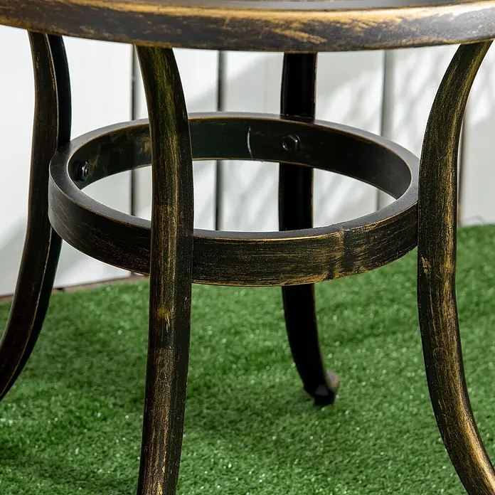 Outsunny Garten-Beistelltisch - L x B x H: 60 x 60 x 52,5 cm, Bronze - Nahaufnahme von Tischbeinen und kreisförmigem Stützring aus altgoldenem Metall.