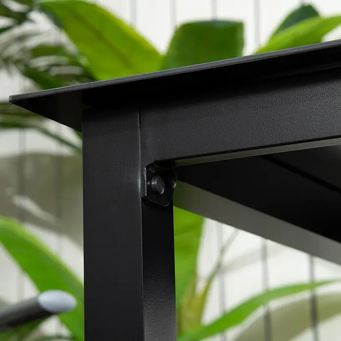 Outsunny Balkontisch mit verstellbare Fußstützen - L x B x H: 80 x 80 x 74 cm, Aluminium, Hartglas, Quadratisch, Schwarz - Nahaufnahme einer schwarzen, strukturierten Metallrahmenverbindung mit zwei sichtbaren Schrauben, Teil von Gartenmöbeln.