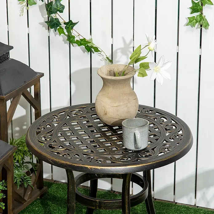 Outsunny Garten-Beistelltisch - L x B x H: 60 x 60 x 52,5 cm, Bronze - Runder bronzener und goldener verzierter Metall-Beistelltisch für den Außenbereich.