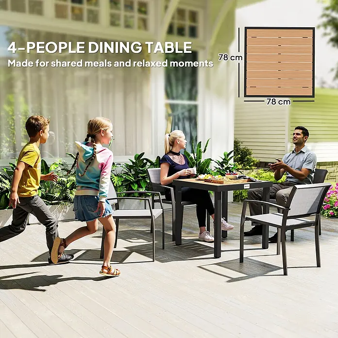 Outsunny Balkontisch für 4 Personen - L x B x H: 78 x 78 x 74 cm, Aluminium, Kunststoff, Quadratisch, Naturholz, Schwarz - Outdoor-Essgarnitur für 4 Personen mit dunklem Rahmen, hellen Stühlen und 78x78 cm Holztisch. Eine Familie nutzt sie auf der Terrasse.
