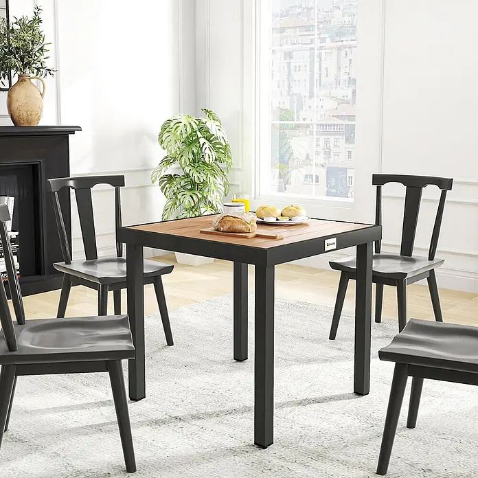 Outsunny Balkontisch für 4 Personen - L x B x H: 78 x 78 x 74 cm, Aluminium, Kunststoff, Quadratisch, Naturholz, Schwarz - Ein kleiner, quadratischer Esstisch mit dunklem Gestell und Holzplatte, umgeben von vier passenden dunklen Stühlen.