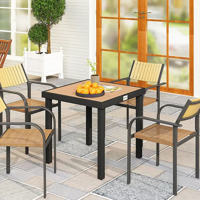 Outsunny Balkontisch für 4 Personen - L x B x H: 78 x 78 x 74 cm, Aluminium, Kunststoff, Quadratisch, Naturholz, Schwarz - Outdoor-Essgruppe mit quadratischem Tisch in Holzoptik und vier Stühlen mit gelben Lamellenlehnen und geflochtenen braunen Sitzen.