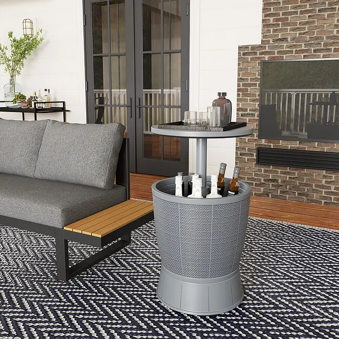 Outsunny Garten-Beistelltisch - L x B x H: 49 x 49 x 84 cm, Grau - Grauer geflochtener Outdoor-Kühler mit Ausziehtisch, Getränke neben einem Terrassensofa.