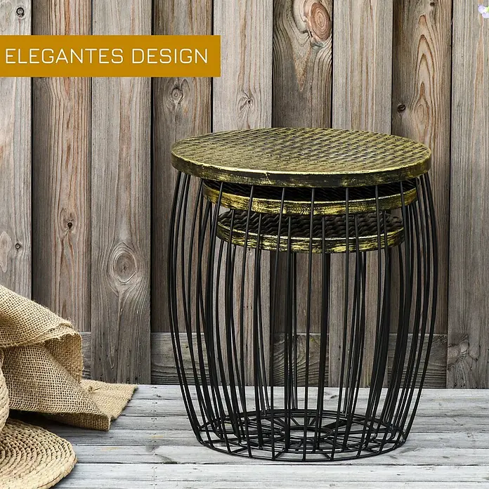 Outsunny Garten-Beistelltisch - L x B x H: 38 x 38 x 41 cm, Schwarz - Zwei verschachtelte runde Tische mit schwarzen Drahtgestellen und goldfarbenen strukturierten Platten, in rustikaler Holzumgebung.