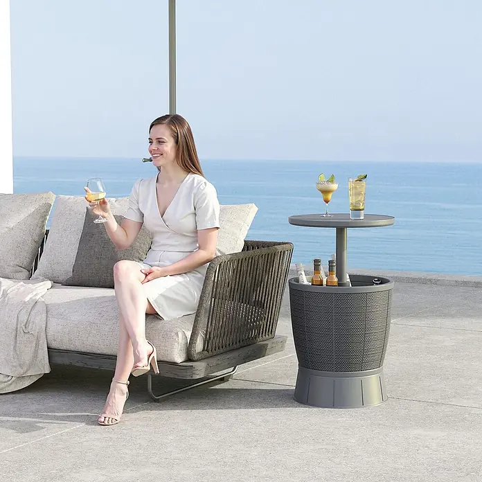 Outsunny Garten-Beistelltisch - L x B x H: 49 x 49 x 84 cm, Grau - Grauer Outdoor-Kühltisch mit strukturierter Basis und glatter Tischplatte, serviert gekühlte Flaschen und Cocktails auf einer Terrasse.