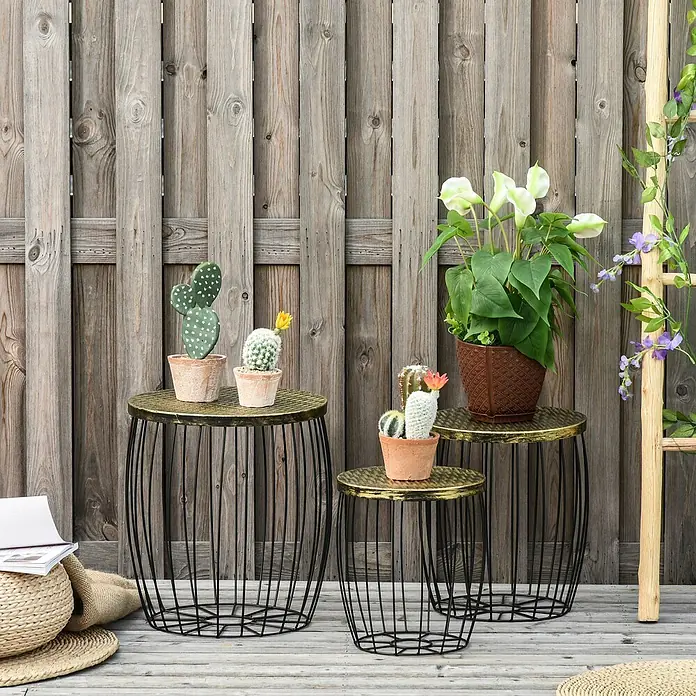 Outsunny Garten-Beistelltisch - L x B x H: 38 x 38 x 41 cm, Schwarz - Dreiteiliges Set runder, ineinandergreifender Pflanzenständer mit schwarzen Drahtgestellen und goldenen Platten, mit Pflanzen.