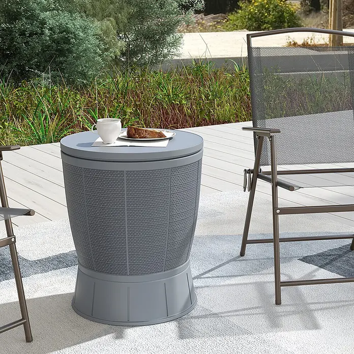 Outsunny Garten-Beistelltisch - L x B x H: 49 x 49 x 84 cm, Grau - Grauer geflochtener Outdoor-Beistelltisch auf einer Terrasse, mit Tasse und Kuchen.