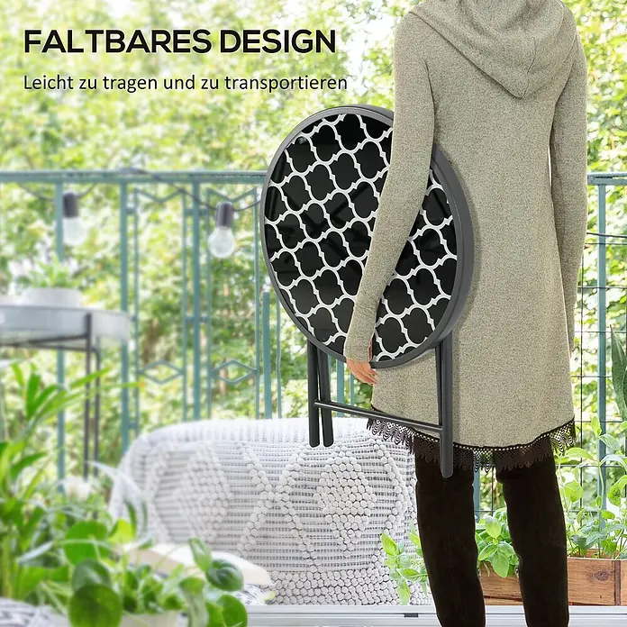 Outsunny Garten-Beistelltisch - L x B x H: 45 x 45 x 50 cm, Schwarz - Person trägt einen runden, schwarz-weiß gemusterten Klapptisch, der seine einfache Transportierbarkeit hervorhebt.