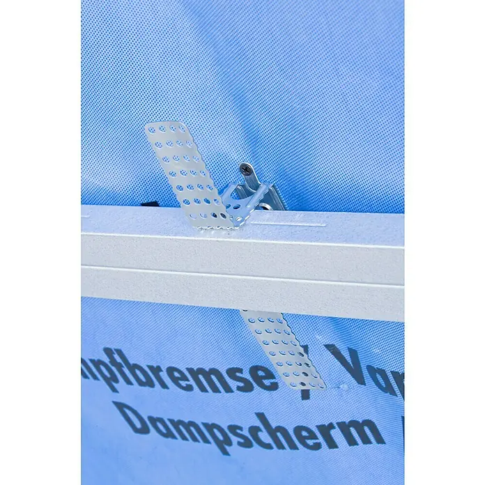 Knauf Blechschraube - Durchmesser Kopf: 3,5 mm, Länge: 9 mm, 100 Stk. - Detailaufnahme einer Dampfbremse mit Befestigung an einem Rahmen, Fokus auf die perforierte Metallschiene und zugehörige Schrauben.