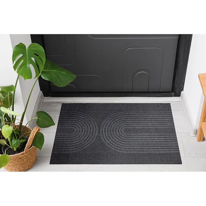 Fußmatte Tokio - 90 x 58 cm, Dunkelgrau, Material Nutzschicht: 100 % Polyester - Dunkelgraue Fußmatte mit gewelltem Bogenmuster vor einem Eingang.
