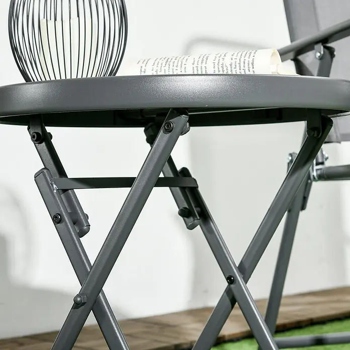 Outsunny Garten-Beistelltisch - L x B x H: 45 x 45 x 50 cm, Weiß - Dunkelgrauer Metall-Klapptisch mit Laterne und Buch im Freien.