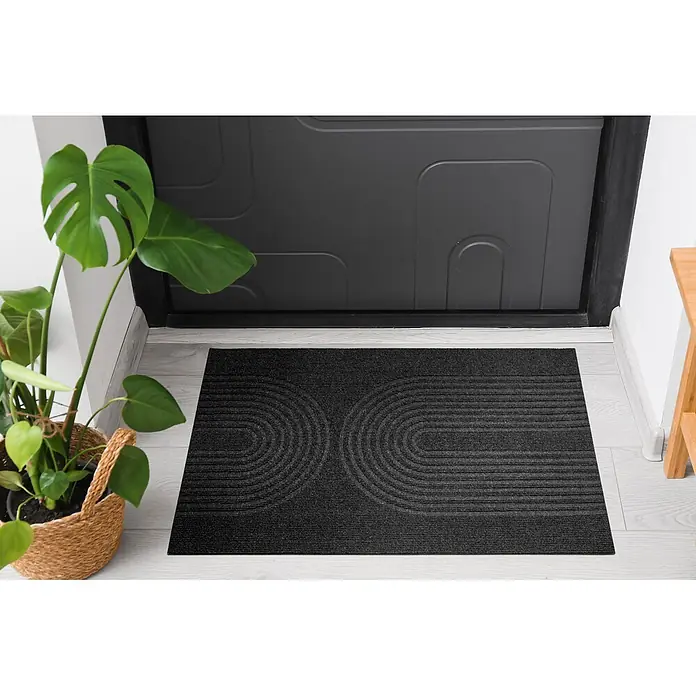 Fußmatte Tokio - 90 x 58 cm, Schwarz, Material Nutzschicht: 100 % Polyester - Dunkelgraue Fußmatte mit zwei konzentrischen Halbkreismustern vor einer modernen dunklen Tür.