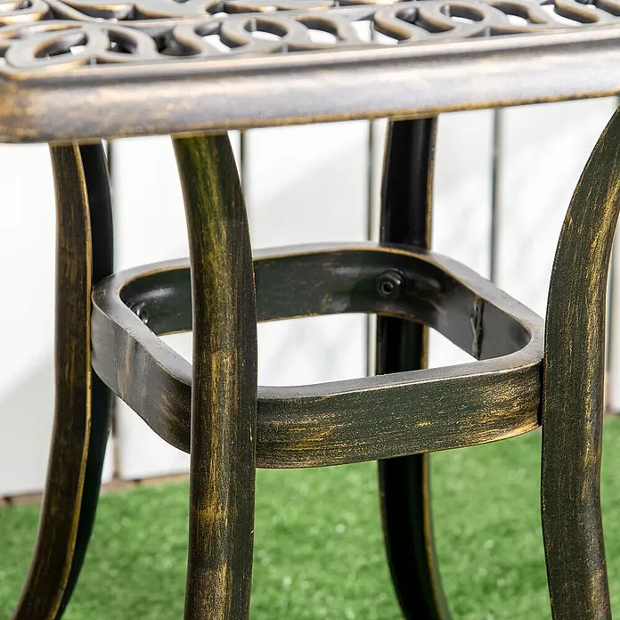 Outsunny Garten-Beistelltisch - Bronze - Nahaufnahme eines bronzefarbenen Outdoor-Tischbeins aus Gussaluminium mit verzierter Stützstruktur.