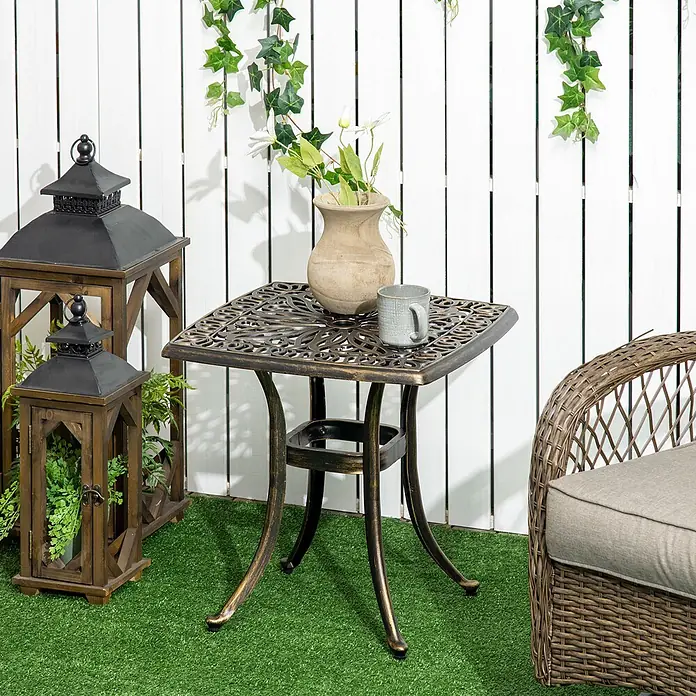 Outsunny Garten-Beistelltisch - Bronze - Verzierte bronzefarbene quadratische Outdoor-Beistelltisch, ideal für Getränke und Dekoration neben einem Terrassenstuhl.